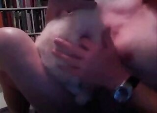 Animal séduisant prenant du plaisir à se faire baiser par une cowgirl avec un zoophile bien membré