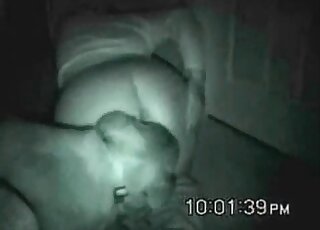 Un zoophile aux fesses charnues va se faire baiser par un chien dans le noir