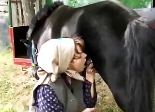 Une jeune campagnarde sexy est prête à baiser un chien noir avec une passion et une luxure débordantes