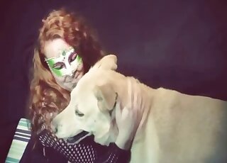 Une femme plantureuse aux seins magnifiques souhaite s'occuper d'un chien aux mœurs débridées