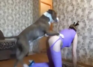 Mannequin blonde et mince se fait baiser par son chien poilu et éjaculer sur les fesses