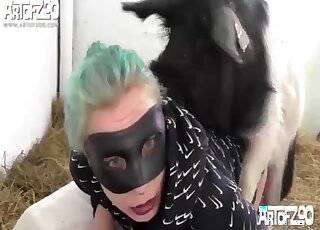 MILF feels entire pig's dick hammering her succulent cunt