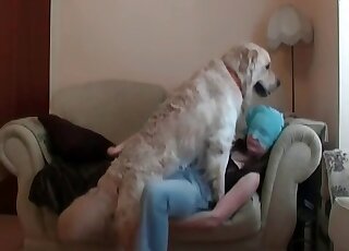 Big white dog finds a hottie’s pink pussy perfect for zoo fucking