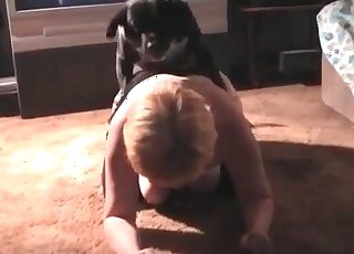 Une femme mûre et séduisante en bas noirs est toujours prête à baiser son chien