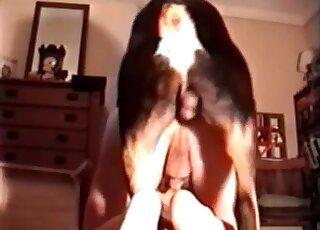 Le mec avec un trou du cul serré va se faire enculer par un chien noir ici