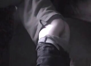 Une zoophile aux fesses fermes se fait enculer par un cheval dans une vidéo de sexe zoophile